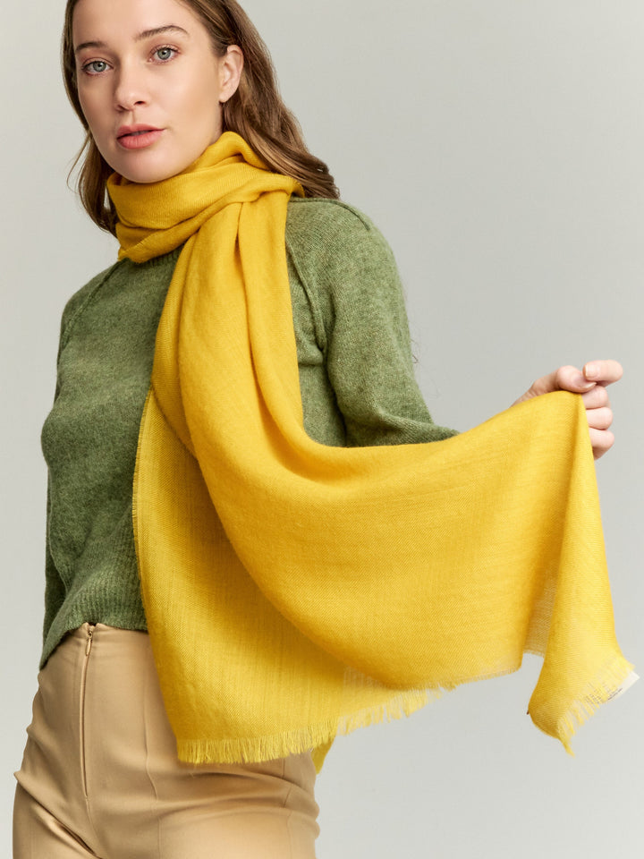 Estola Amareto De Baby Alpaca Color Amarillo