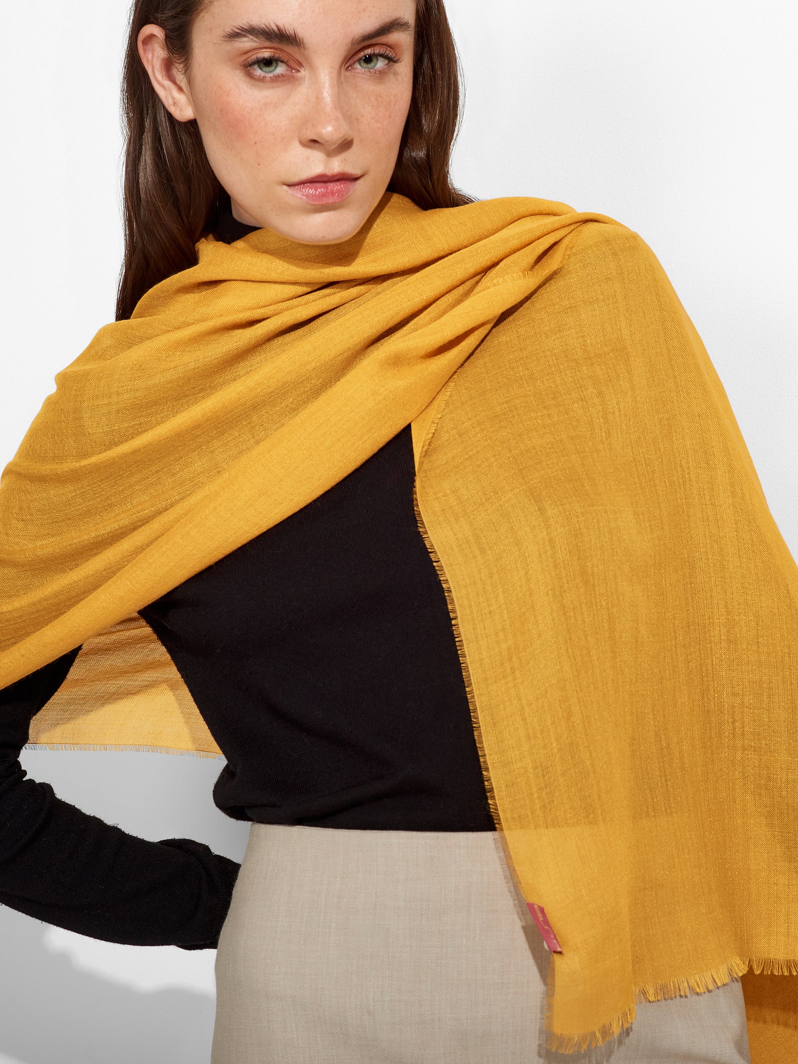 Estola Alondra De Baby Alpaca Color Amarillo